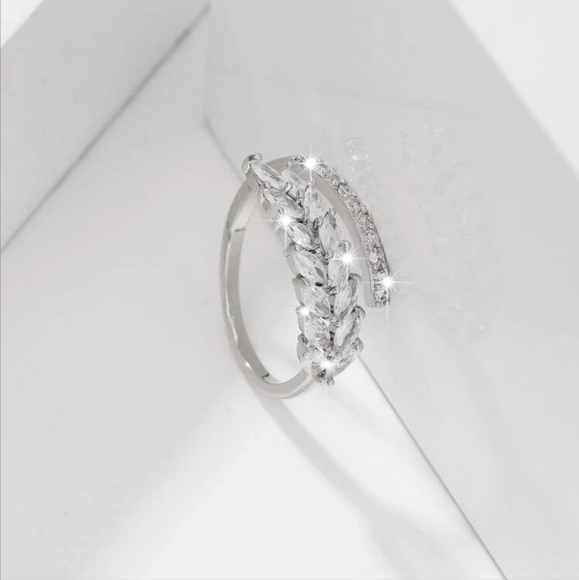 🎉🎉NEW🎉🎉SUPER CLASSY!! ADJUSTABLE CZ RING in SILVER Plating 🎉🎉 - Picture 3 of 16